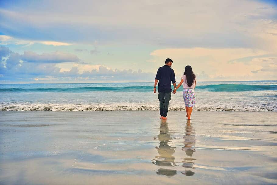 beach love couple ocean sea people1 Play On The Phone