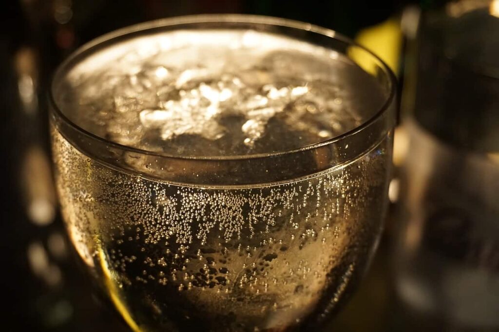 3 Not-Boring Drinks to Bring to Your Next Party 2 Drinks prosecco 2980956 12801 Drinks